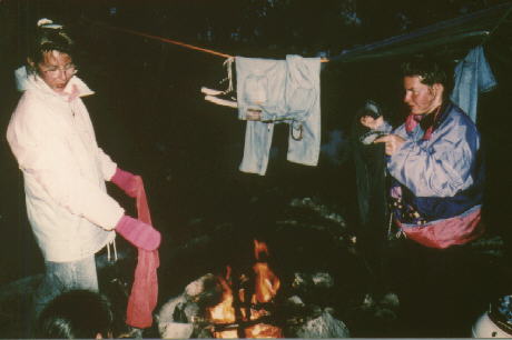 Britta und Nicole versuchen ihre Sachen �ber dem Feuer zu trocknen