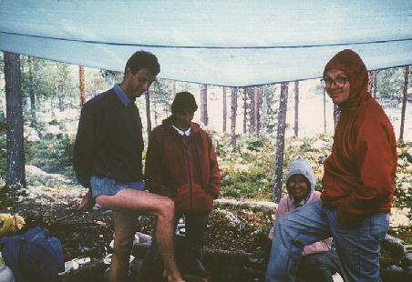 Die Plane sch�tzt einigerma�en vor dem Regen