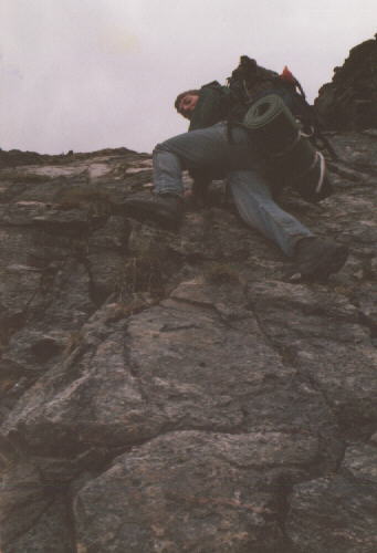 Tim kraxelt den Berg hoch