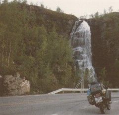 Mein Mopped und ein Wasserfall